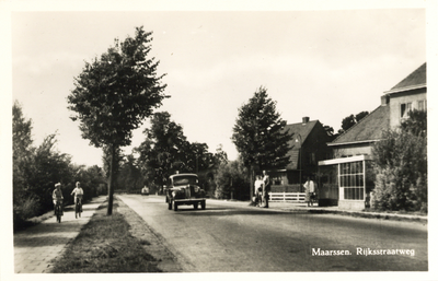 17922 Gezicht op de Straatweg te Maarssen.